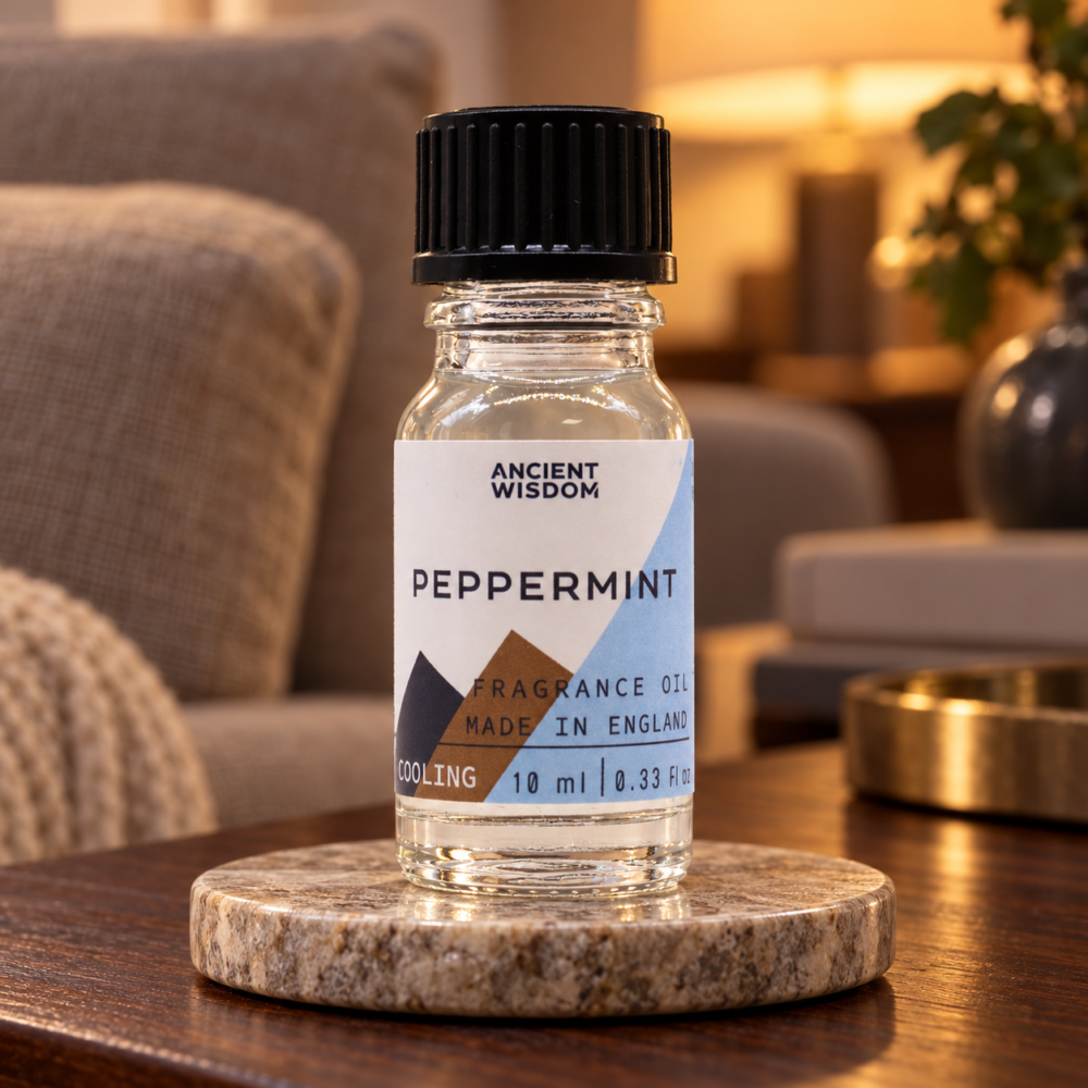 Duftöl Pfefferminze – 10 ml in einer warm beleuchteten Wohnszene