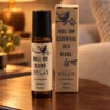 Duft-Roll-on Relax · 10 ml in einer warm beleuchteten Wohnszene auf dunklem Holz.