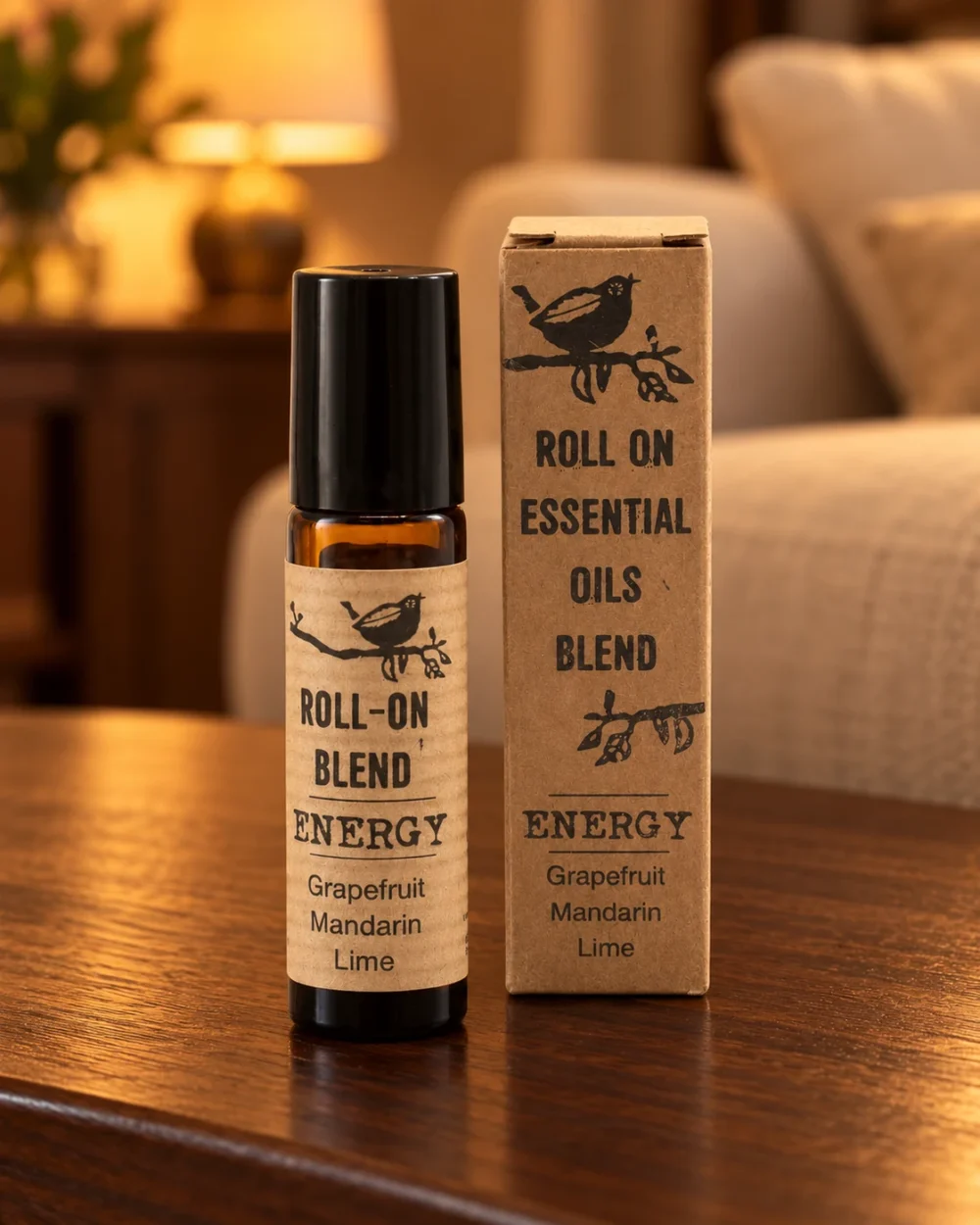 Duft-Roll-on Energy · 10 ml in einer warm beleuchteten Wohnszene auf dunklem Holz.