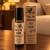 Duft-Roll-on Energy · 10 ml in einer warm beleuchteten Wohnszene auf dunklem Holz.