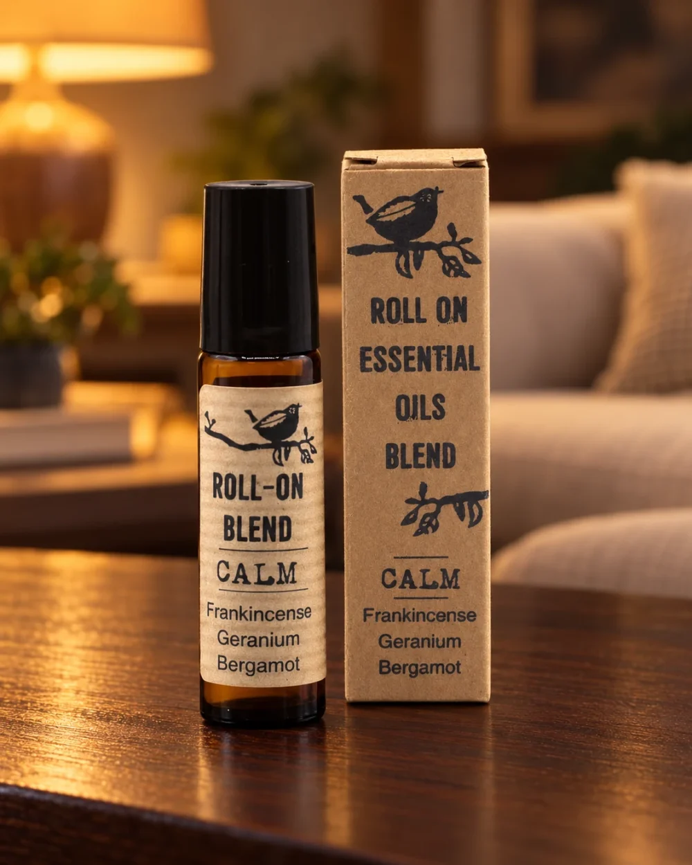Duft-Roll-on Calm · 10 ml in einer warm beleuchteten Wohnszene auf dunklem Holz.