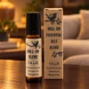 Duft-Roll-on Calm · 10 ml in einer warm beleuchteten Wohnszene auf dunklem Holz.