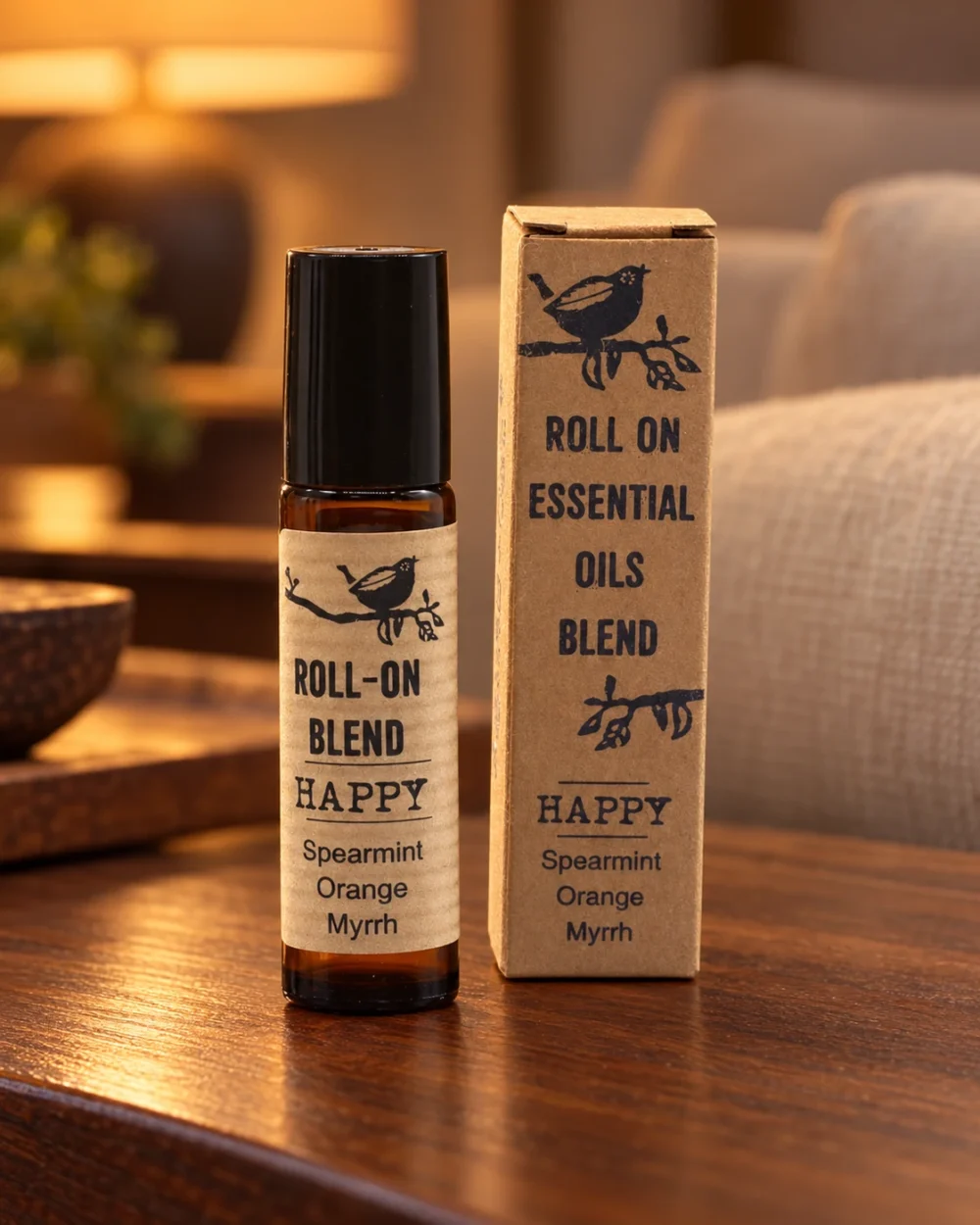 Duft-Roll-on Happy · 10 ml in einer warm beleuchteten Wohnszene auf dunklem Holz.