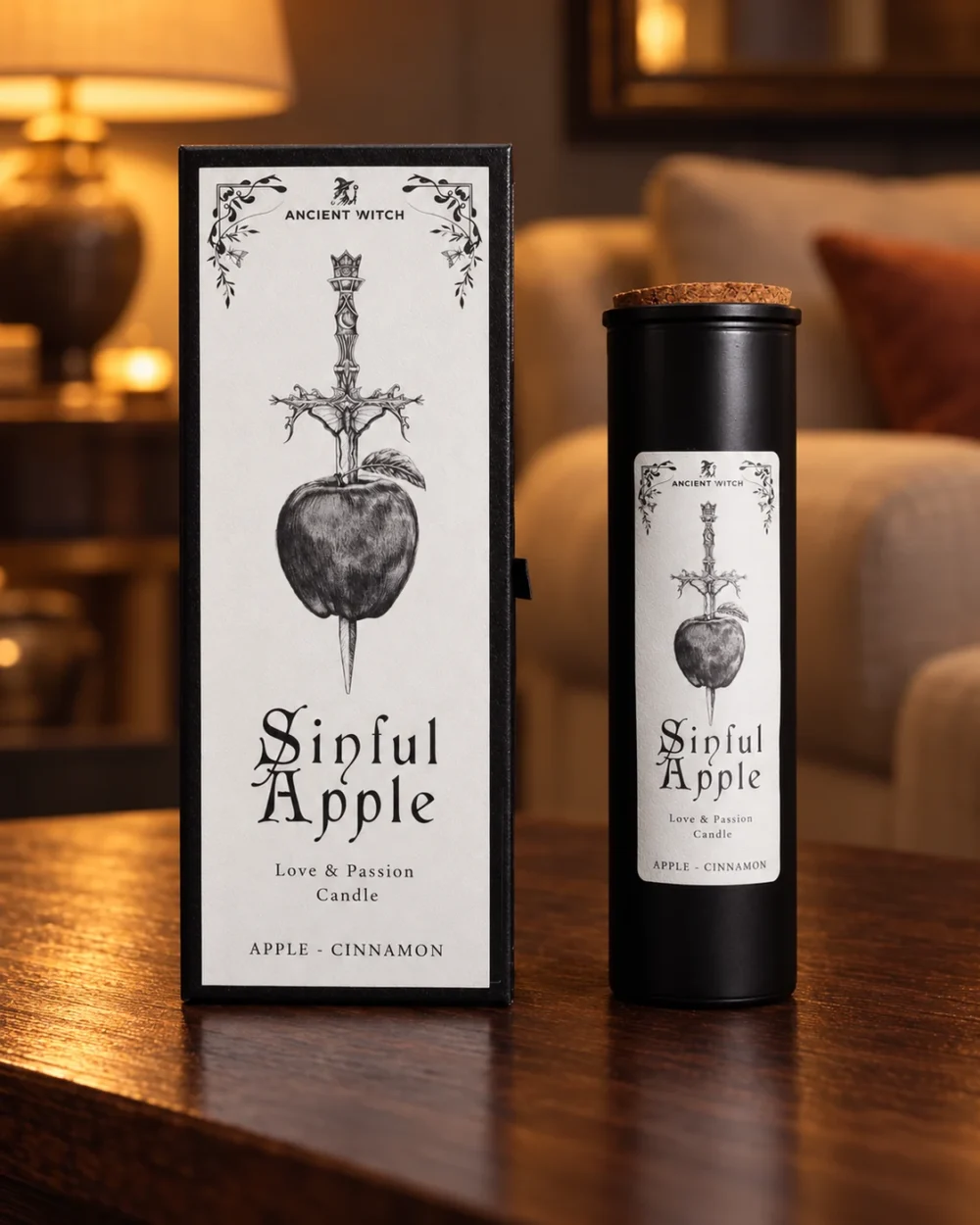 Ancient Witch Duftkerze Sinful Apple in einer warm beleuchteten Wohnszene auf dunklem Holz.
