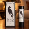 Ancient Witch Duftkerze Raven’s Remedy in einer warm beleuchteten Wohnszene auf dunklem Holz.