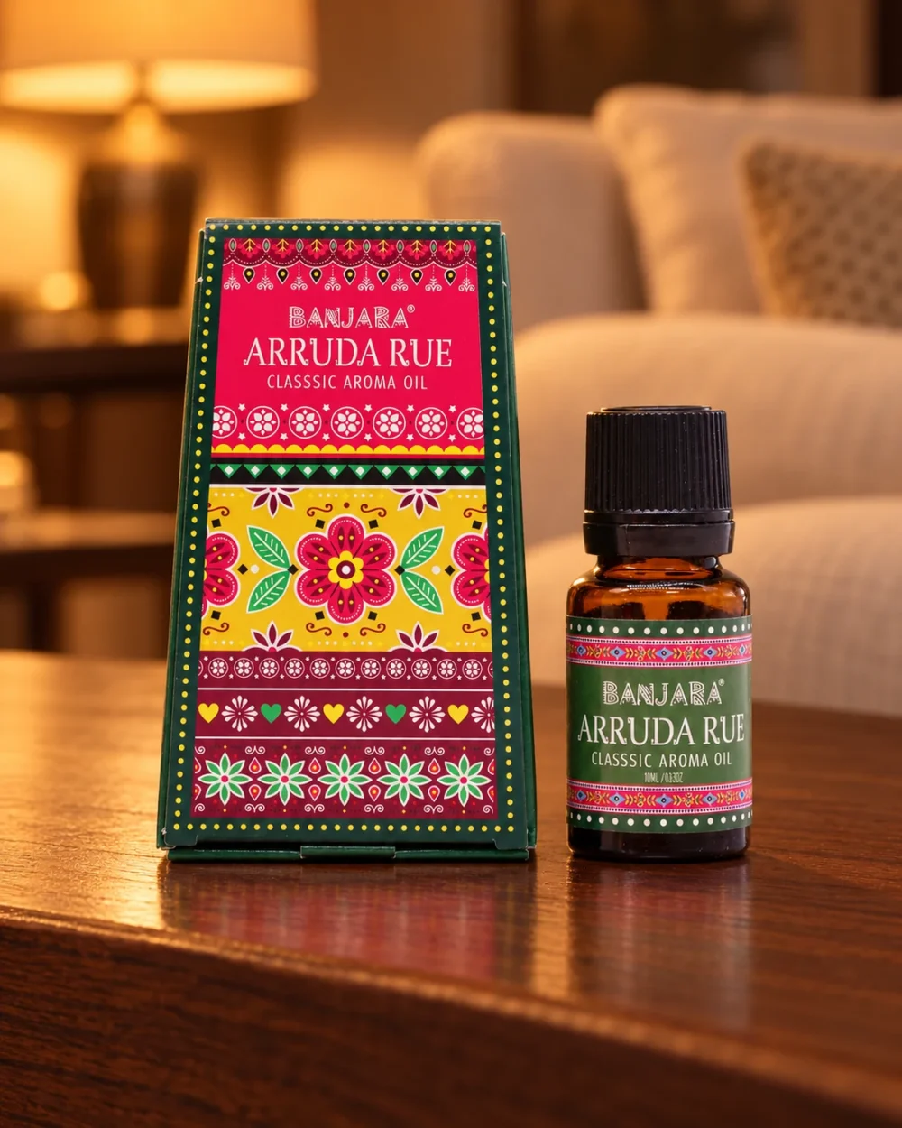 Banjara Duftöl Arruda Rue · 10 ml in einer warm beleuchteten Wohnszene auf dunklem Holz.