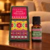 Banjara Duftöl Arruda Rue · 10 ml in einer warm beleuchteten Wohnszene auf dunklem Holz.