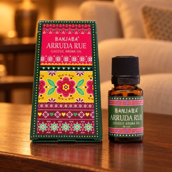 Banjara Duftöl Arruda Rue · 10 ml in einer warm beleuchteten Wohnszene auf dunklem Holz.