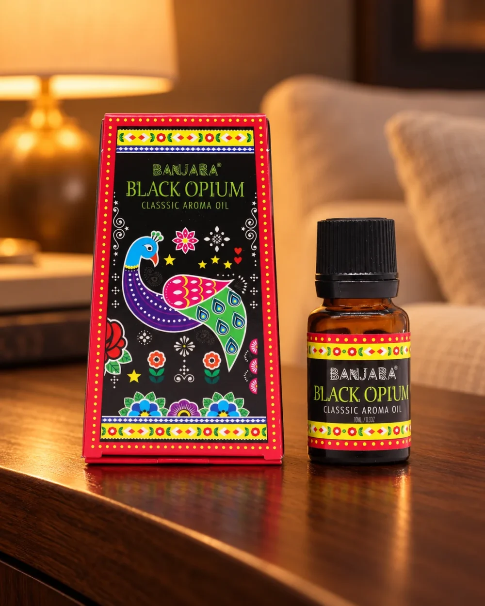 Banjara Duftöl Black Opium · 10 ml in einer warm beleuchteten Wohnszene auf dunklem Holz.