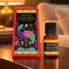Banjara Duftöl Black Opium · 10 ml in einer warm beleuchteten Wohnszene auf dunklem Holz.