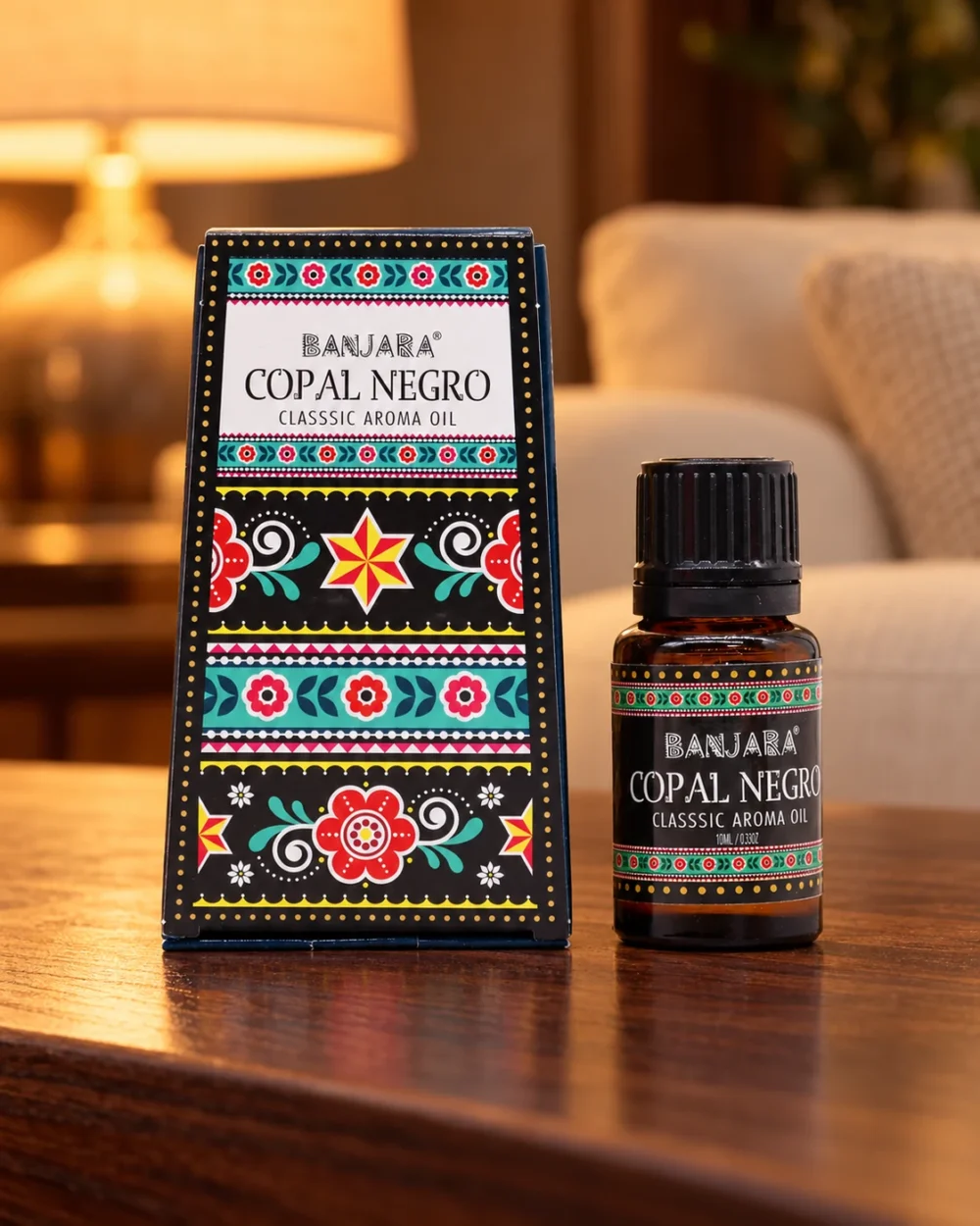 Banjara Duftöl Copal Negro · 10 ml in einer warm beleuchteten Wohnszene auf dunklem Holz.