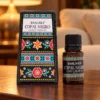 Banjara Duftöl Copal Negro · 10 ml in einer warm beleuchteten Wohnszene auf dunklem Holz.