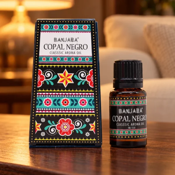 Banjara Duftöl Copal Negro · 10 ml in einer warm beleuchteten Wohnszene auf dunklem Holz.