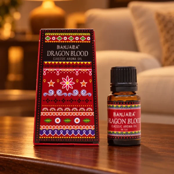 Banjara Duftöl Dragon’s Blood · 10 ml in einer warm beleuchteten Wohnszene auf dunklem Holz.