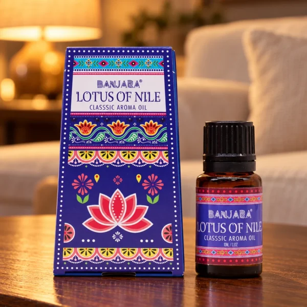 Banjara Duftöl Lotus of the Nile · 10 ml in einer warm beleuchteten Wohnszene auf dunklem Holz.