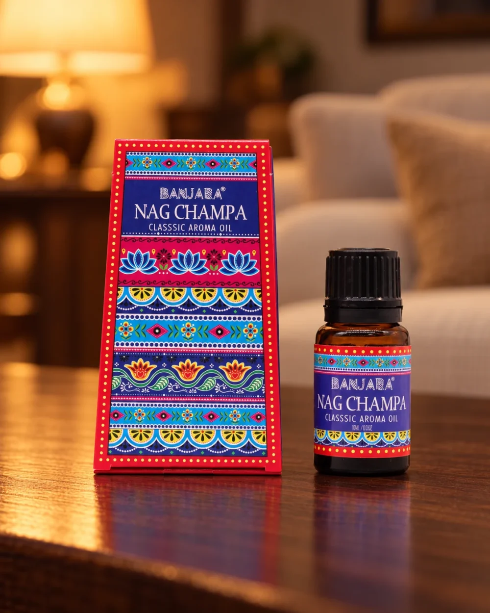 Banjara Duftöl Nag Champa · 10 ml in einer warm beleuchteten Wohnszene auf dunklem Holz.