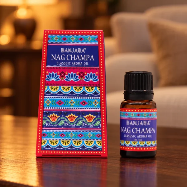 Banjara Duftöl Nag Champa · 10 ml in einer warm beleuchteten Wohnszene auf dunklem Holz.