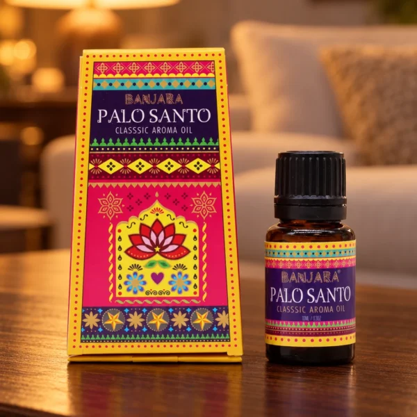 Banjara Duftöl Palo Santo · 10 ml in einer warm beleuchteten Wohnszene auf dunklem Holz.