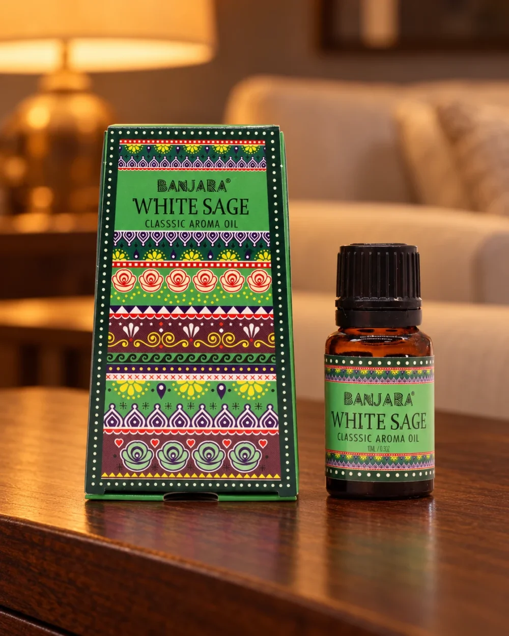 Banjara Duftöl Weißer Salbei · 10 ml in einer warm beleuchteten Wohnszene auf dunklem Holz.