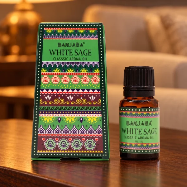 Banjara Duftöl Weißer Salbei · 10 ml in einer warm beleuchteten Wohnszene auf dunklem Holz.