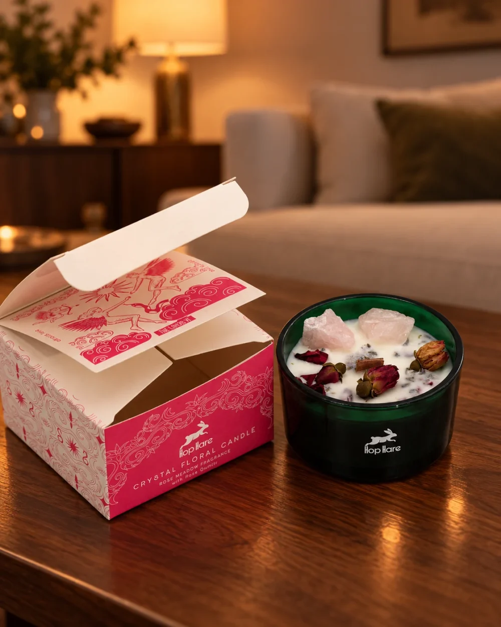 Hop-Hare-Kerze The Lovers mit Rosenquarz, Trockenblüten und rosa Originalverpackung in einer warmen Wohnszene.