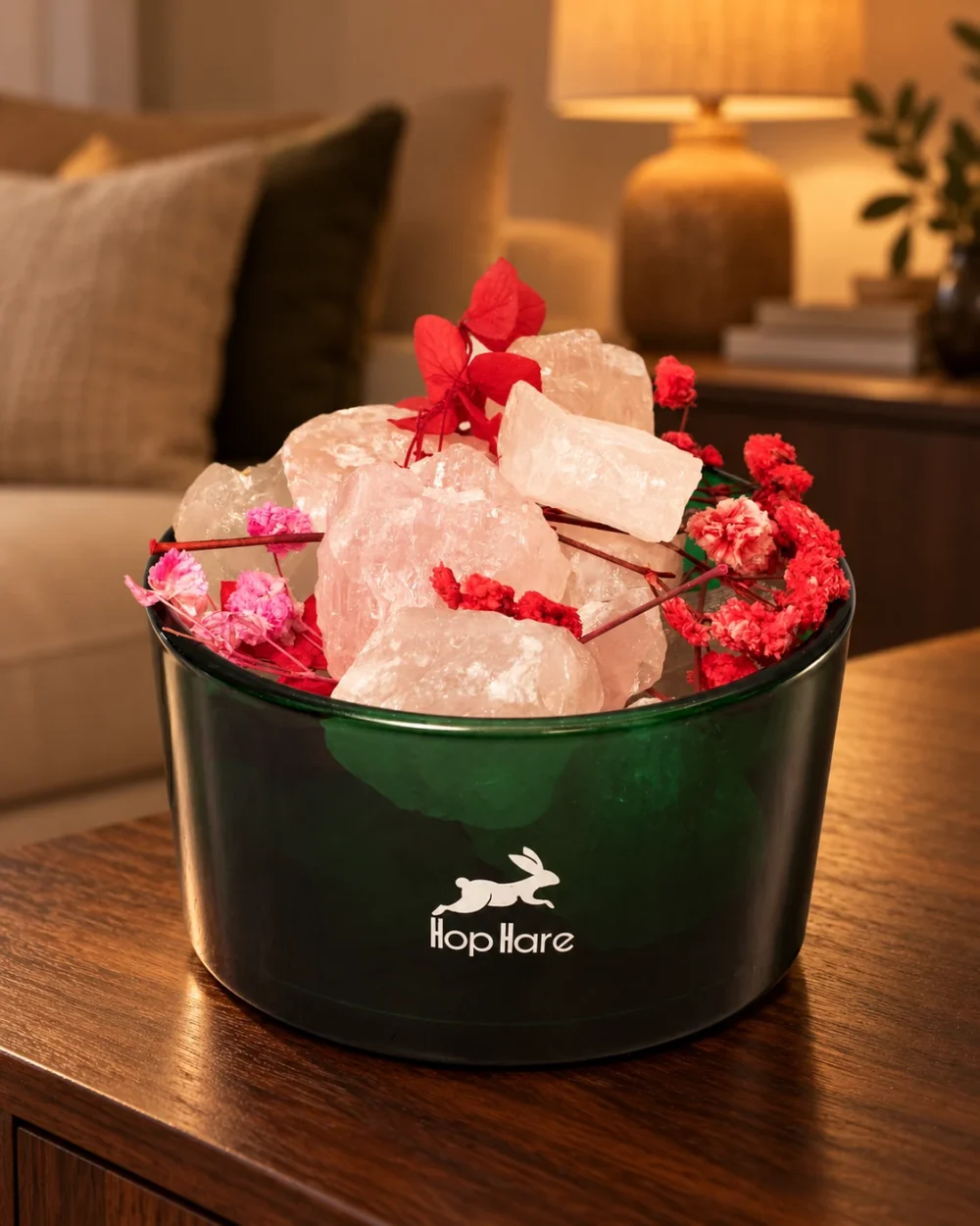 Hop-Hare-Gefäß mit Rosenquarz und Trockenblüten auf einem dunklen Holzsideboard.