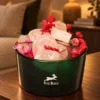 Hop-Hare-Gefäß mit Rosenquarz und Trockenblüten auf einem dunklen Holzsideboard.