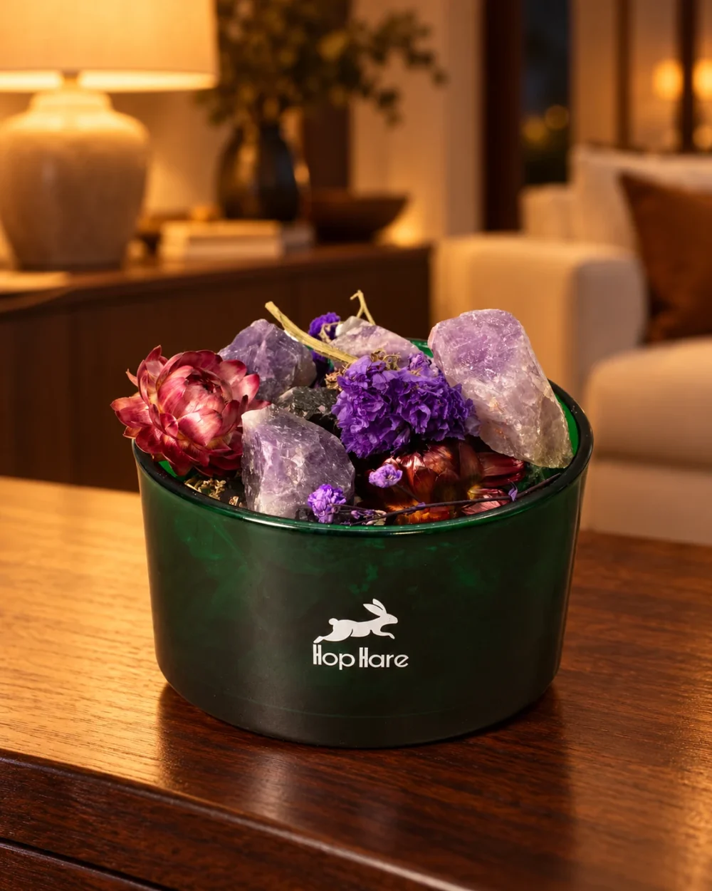 Hop-Hare-Kristall-Diffuser The Moon mit Amethyst und Trockenblüten auf einem Holztisch.