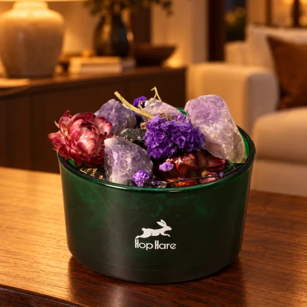 Hop-Hare-Kristall-Diffuser The Moon mit Amethyst und Trockenblüten auf einem Holztisch.