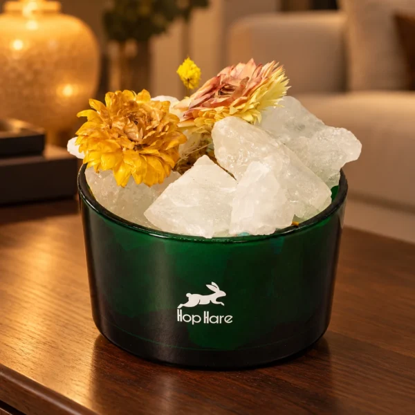 Hop Hare Kristall-Diffuser The Lion in einer warm beleuchteten Wohnszene auf dunklem Holz.
