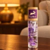 Hop Hare Edelstein-Roll-on The Moon · Amethyst in einer warm beleuchteten Wohnszene auf dunklem Holz.