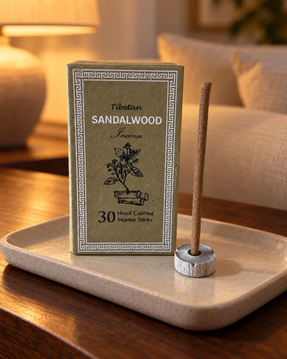 Sughandit Dhoop Räucherstäbchen Sandelholz · 30 Stück in einer warm beleuchteten Wohnszene auf dunklem Holz.