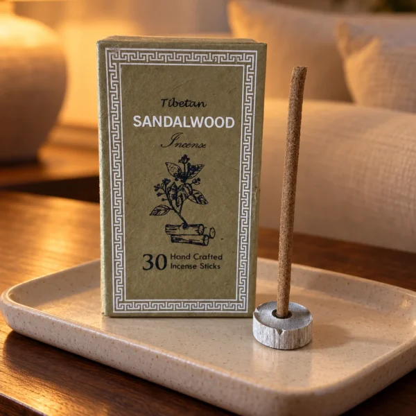 Sughandit Dhoop Räucherstäbchen Sandelholz · 30 Stück in einer warm beleuchteten Wohnszene auf dunklem Holz.