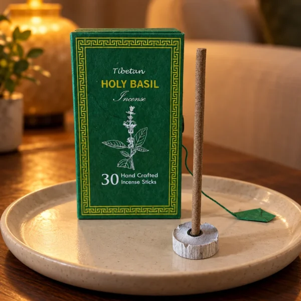 Sughandit Dhoop Räucherstäbchen Tulsi · 30 Stück in einer warm beleuchteten Wohnszene auf dunklem Holz.