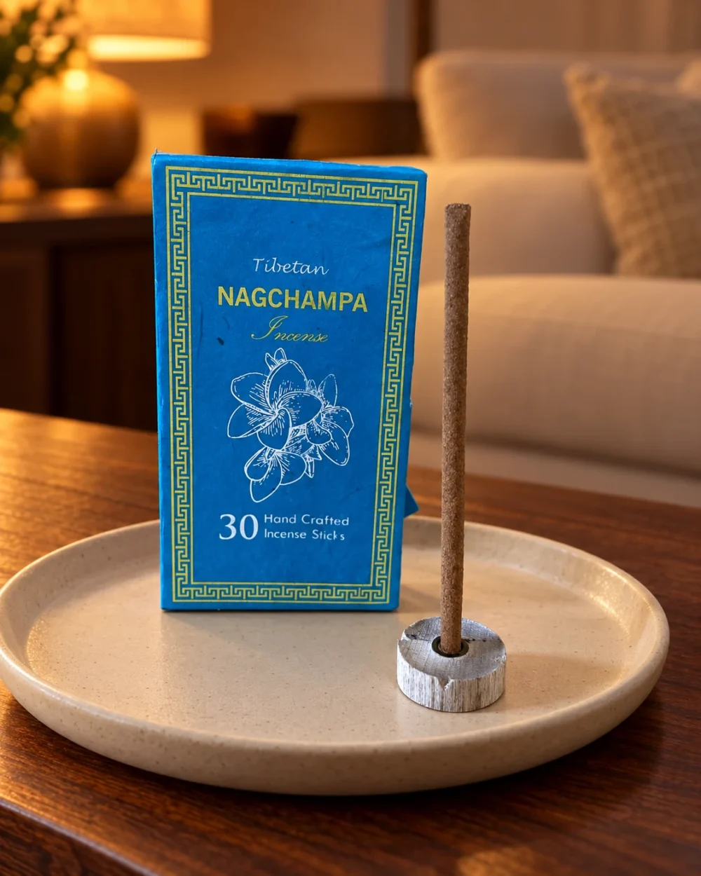 Sughandit Dhoop Räucherstäbchen Nag Champa · 30 Stück in einer warm beleuchteten Wohnszene auf dunklem Holz.