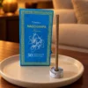 Sughandit Dhoop Räucherstäbchen Nag Champa · 30 Stück in einer warm beleuchteten Wohnszene auf dunklem Holz.