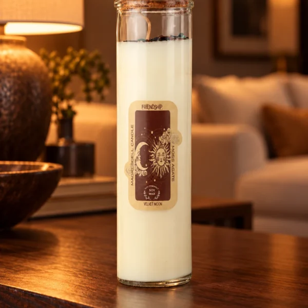 Hohe Friendship-Kerze im klaren Glas mit Korkverschluss auf einer warm beleuchteten Holzkonsole.