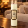 Kristall-Duftkerze Success · Lavendel & Fenchel in einer warm beleuchteten Wohnszene auf dunklem Holz.
