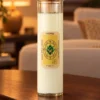 Kristall-Duftkerze Happiness · Moroccan Roll in einer warm beleuchteten Wohnszene auf dunklem Holz.