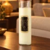 Kristall-Duftkerze Balance · Ylang-Ylang in einer warm beleuchteten Wohnszene auf dunklem Holz.