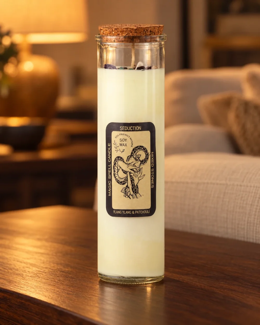 Kristall-Duftkerze Seduction · Ylang-Ylang & Patchouli in einer warm beleuchteten Wohnszene auf dunklem Holz.