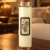 Kristall-Duftkerze Seduction · Ylang-Ylang & Patchouli in einer warm beleuchteten Wohnszene auf dunklem Holz.
