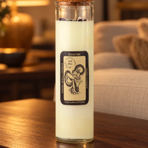 Kristall-Duftkerze Seduction · Ylang-Ylang & Patchouli in einer warm beleuchteten Wohnszene auf dunklem Holz.