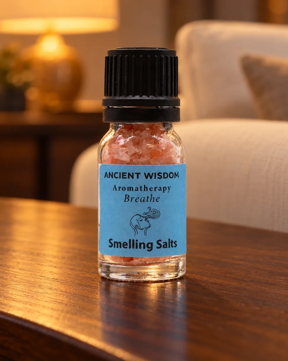 Himalaya-Aromasalz Breathe in einer warm beleuchteten Wohnszene auf dunklem Holz.