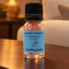Himalaya-Aromasalz Breathe in einer warm beleuchteten Wohnszene auf dunklem Holz.