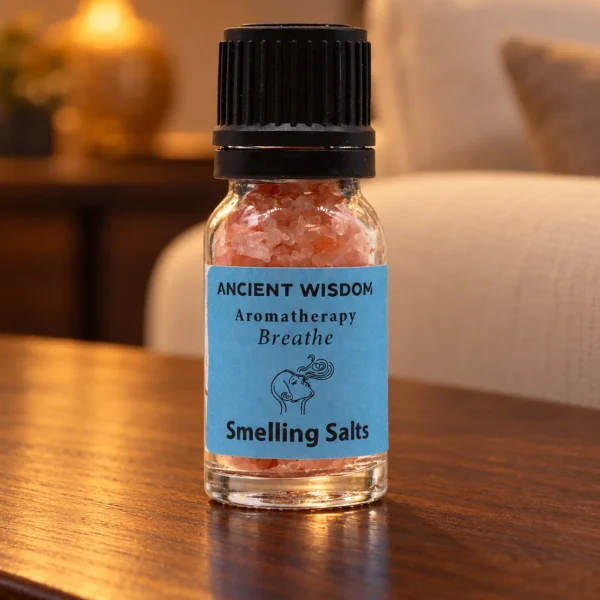 Himalaya-Aromasalz Breathe in einer warm beleuchteten Wohnszene auf dunklem Holz.
