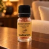 Himalaya-Aromasalz Focus in einer warm beleuchteten Wohnszene auf dunklem Holz.