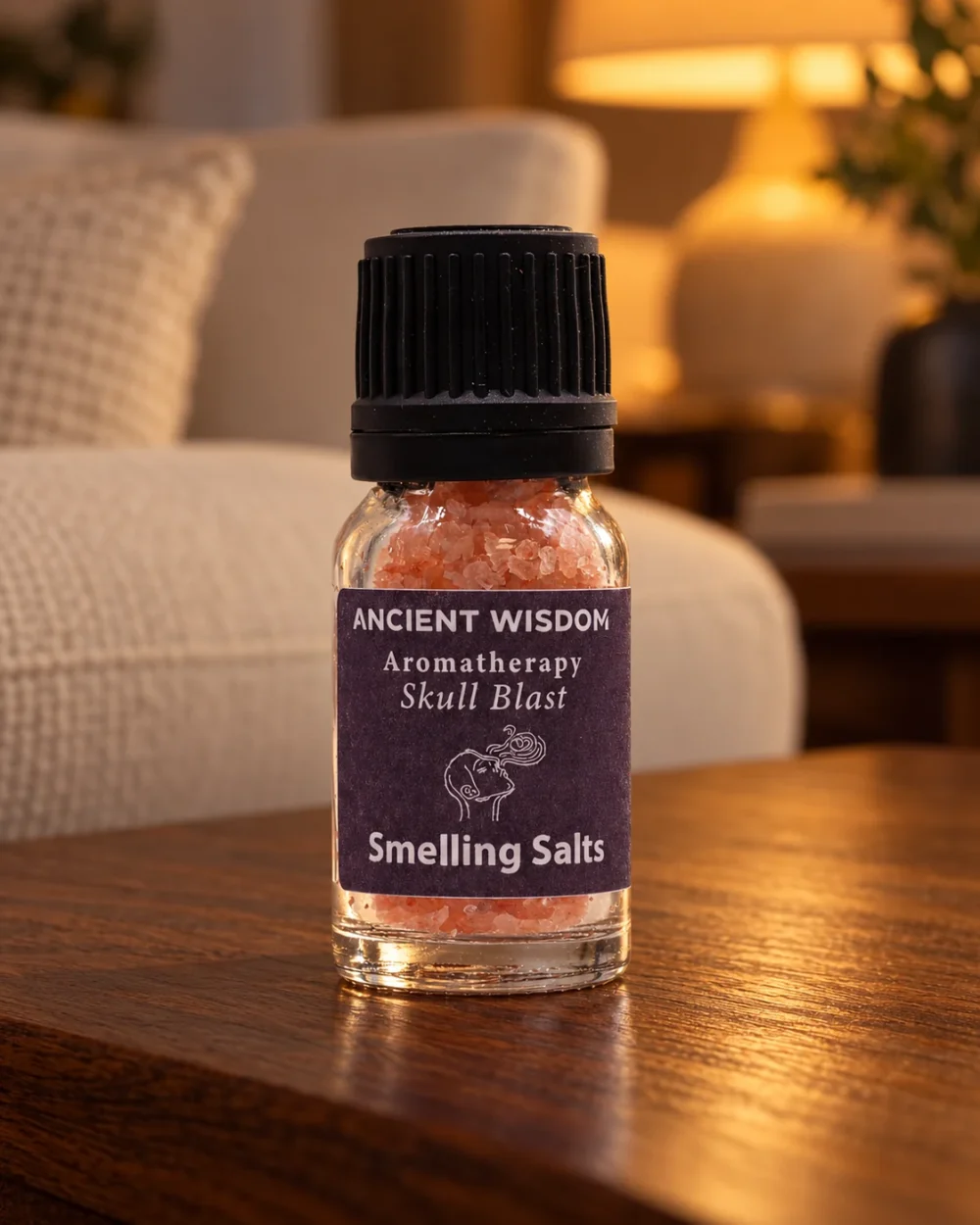 Himalaya-Aromasalz Skull Blast in einer warm beleuchteten Wohnszene auf dunklem Holz.