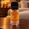 Himalaya-Aromasalz Energise in einer warm beleuchteten Wohnszene auf dunklem Holz.