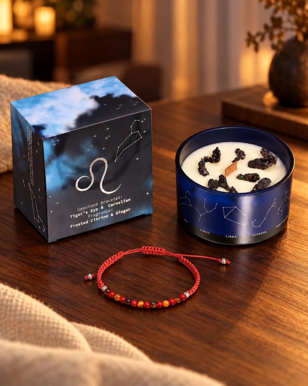 Blaues Löwe-Kerzengefäß mit Box und einem roten Armband auf einem Holztisch.